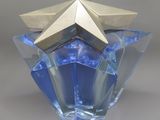 un vase en verre surmonté d'une étoile