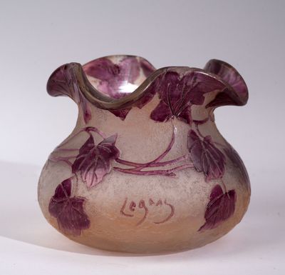 LEGRAS, Petit vase à bords chantournés en verre teinté multi…