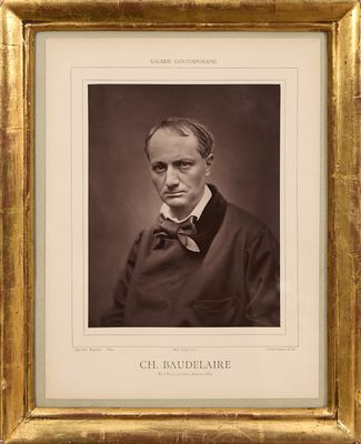 portrait d'un homme en costume et nœud papillon dans un cadre doré