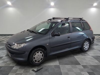 la photo d'une voiture grise garée sur un sol en damier