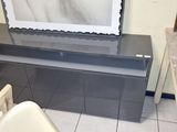 une photo d'un tableau accroché au mur au-dessus d'une commode