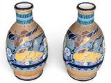 deux vases ornés de motifs sur un fond blanc