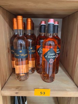 trois bouteilles de vin sur une étagère dans un magasin