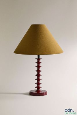 une photo d'une lampe de table rouge surmontée d'un abat-jour jaune