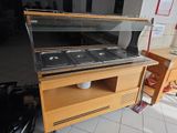 une cuisine équipée d'une cuisinière et d'un évier