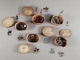 plusieurs petits bols en bois remplis de figurines miniatures de toutes sortes, posés sur une table