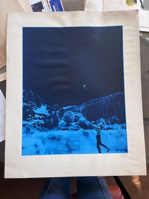 une personne qui tient une photo d'une personne dans la neige