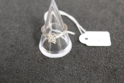 un petit cône transparent surmonté d'un anneau