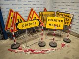 trois panneaux de signalisation qui se trouvent au sol, les uns à côté des autres