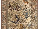 un tapis persan ancien représentant des chevaux et des fleurs sur un fond beige