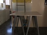 une table blanche avec une chaise au milieu de la pièce