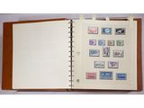 un livre ouvert avec des timbres, posé sur une table