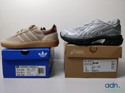 deux paires de baskets Adidas posées sur une boîte