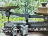 une photo d'une balance sur laquelle est posée une boîte en bois