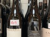 plusieurs bouteilles de vin sont alignées sur un comptoir