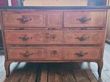 une commode en bois surmontée d'un miroir