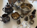 une table sur laquelle se trouvent de nombreux objets en argent