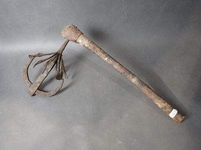 Afrique de l'Ouest, hache en bois H 46 cm et fer forgé