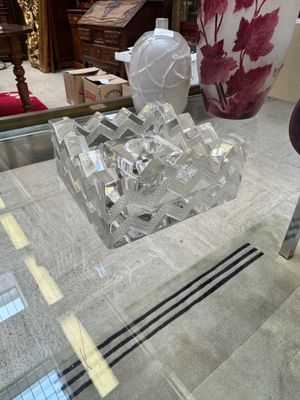 une table en verre sur laquelle se trouve un vase