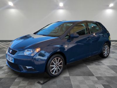 la voiture bleue est garée sur un sol en damier dans le garage