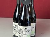 plusieurs bouteilles de vin sont alignées sur un comptoir