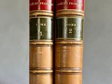 deux vieux livres posés l'un sur l'autre sur une table