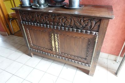 une armoire en bois sur laquelle est posé un faitout
