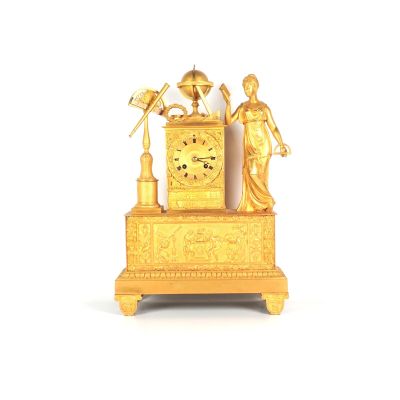 une horloge en or posée sur une table