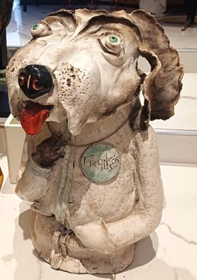 une statue représentant un chien et un chat, exposée dans un musée