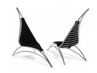 219 Paire de fauteuils de forme libre, la structure en acier… (photo 2)