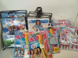 beaucoup de poupées Barbie dans des sacs, posées sur une table