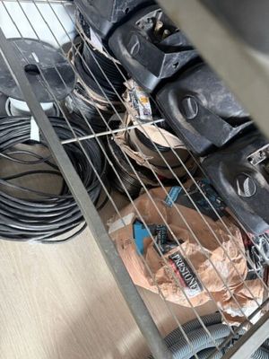 une étagère en métal sur laquelle sont posées plein de chaussures