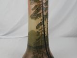 un vase sur lequel figure l'image d'un arbre