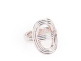 gros plan d'une bague en argent sur fond blanc