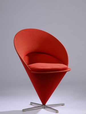 une image représentant une chaise rouge avec un piètement en métal