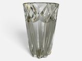 une image représentant un vase en verre transparent sur fond blanc