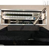 une image représentant un clavier et un micro posés sur une table