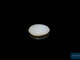 l'image d'un petit objet blanc sur une surface noire