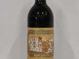 une bouteille de vin posée sur une table