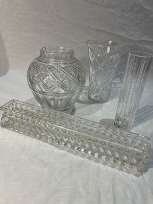 un grand nombre d'objets en verre posés sur une table