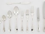 beaucoup de cuillères et de fourchettes en argent sur la table