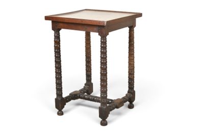 une petite table en bois avec un plateau en marbre sur fond blanc