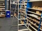 une échelle appuyée contre un mur dans un entrepôt