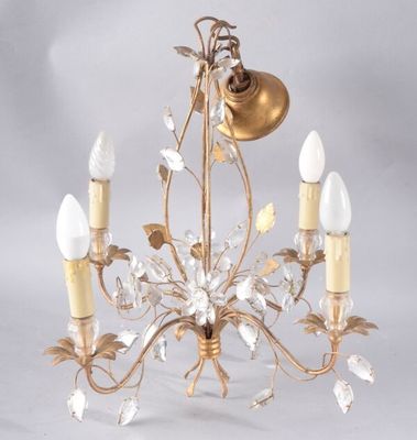 un lustre auquel sont attachées cinq lampes