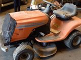 une tondeuse à gazon qui est rangée dans un garage