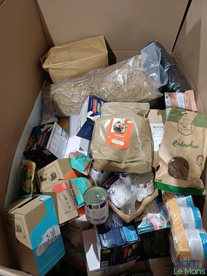 une boîte en carton remplie de nourriture et d'autres objets