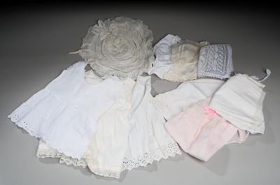 beaucoup de vêtements de bébé posés sur une table