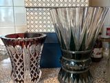 deux vases posés sur le plan de travail de la cuisine
