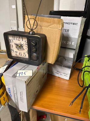 une table sur laquelle se trouvent une horloge et un sac
