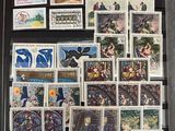 une photo d'une collection de timbres exposée dans une vitrine